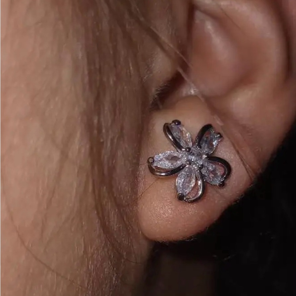 18k White Gold Plated CZ flower stud earrings. New. - Picture 9 of 13